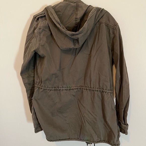 Olive green tulula jacket. Size medium - Picture 3 of 3